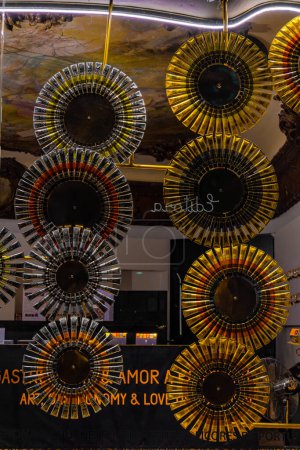 Foto de Escaparate bellamente decorado con tubos de acrílico y pintura al óleo creando círculos de oro y colores metálicos de una tienda de suministros de arte. - Imagen libre de derechos