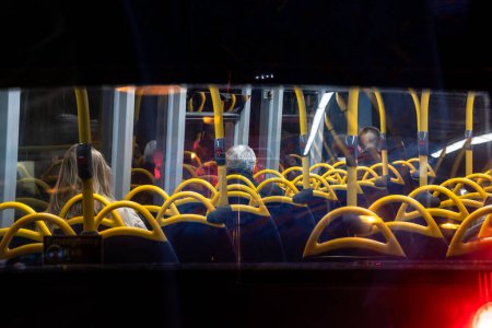 Foto de Vista desde la ventana trasera de un autobús de dos pisos de Londres de pasajeros que viajan por la noche a lo largo de una calle del centro de Londres. - Imagen libre de derechos