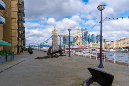 Deux ancres en fer avec leur chaîne appartenant à un navire agissant comme une sculpture sur la promenade de la Tamise avec le Tower Bridge et l'horizon de Londres en arrière-plan. Royaume-Uni.