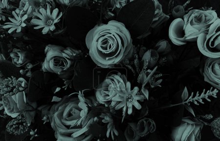 Foto de El fondo floral con tonos negros profundos es elegante y lujoso. diseño para necesidades de fondo, póster, papel pintado y banner, - Imagen libre de derechos