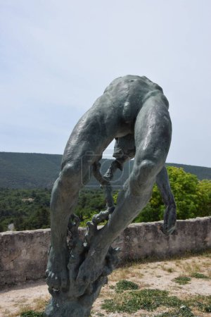 Téléchargez les photos : Sculpture in Chateau Lacoste , Marquise de Sade, Provence, France - en image libre de droit