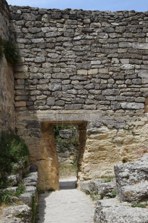 Téléchargez les photos : View of the castle walls in the Chateau de La Coste, Marquise de Saad, Provence, France - en image libre de droit