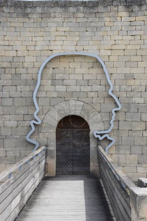 Téléchargez les photos : The stone arch in the wall with a brick gates. Chateau de La Coste, Marquise de Saad, Provence, France - en image libre de droit