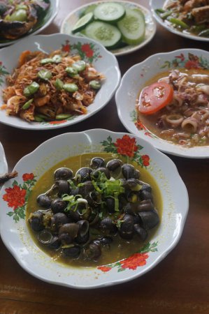Téléchargez les photos : Focus sélectif, Tutut Stew, cuisine traditionnelle indonésienne. Nourriture sur la table - en image libre de droit
