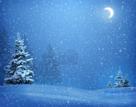 Foto de Cae nieve por la noche en un bosque con ramas cubiertas de nieve. Bosque nevado de invierno. Árboles cubiertos de nieve navideña. Nieve profunda. Una ventisca invernal. Deriva de nieve. Banner festivo. - Imagen libre de derechos