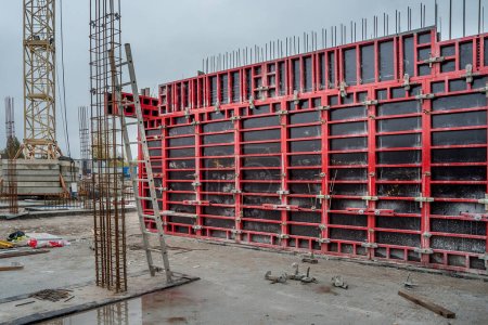 Vertical formwork panels on the construction of a residential buildin