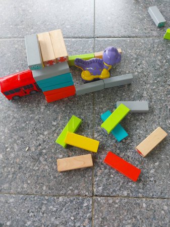 Foto de Primer plano de juguetes coloridos para niños esparcidos por el suelo. - Imagen libre de derechos