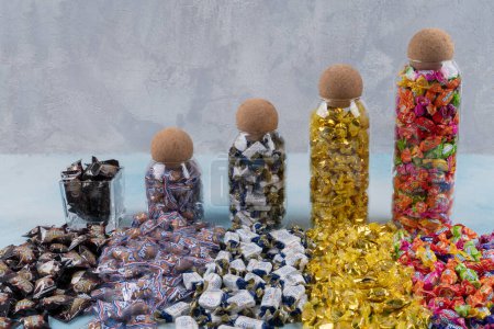 Foto de Fiesta Religiosa, La Fiesta del Azúcar Después del Ramadán con dulces coloridos en diferentes tamaños de frascos y un montón de dulces delante de frascos. - Imagen libre de derechos