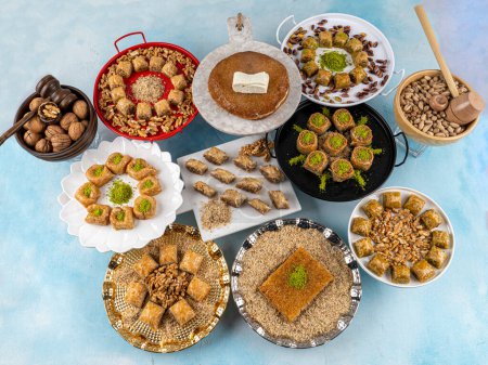 Téléchargez les photos : Types de baklava sur plateaux, baklava avec pictachio, noix, noisettes, kadayif... desserts traditionnels turcs de sorbet. - en image libre de droit