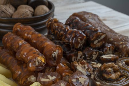 Téléchargez les photos : Saucisse de noix. Pulpe de fruits séchés turque à la saucisse de noix. Type de nourriture sucrée de la cuisine turque. - en image libre de droit
