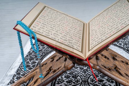 Türkei, Istanbul; 2024 18. Januar; islamisches Konzept - Der Heilige Al Koran mit arabischer Kalligraphie des Korans und Rosenkranzperlen oder Tasbih