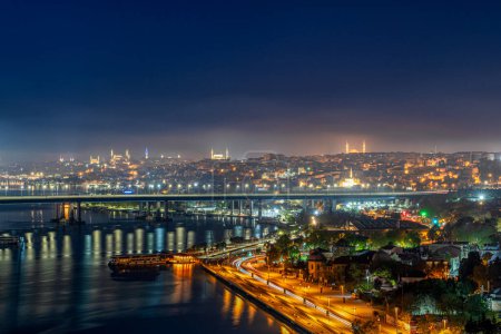 Blick auf Istanbul vom Pierre Loti Hill (Hügel). Schöne Tageslandschaft mit Golden Horn Bay, Gebäuden und Himmel bei Sonnenaufgang. Reisehintergrund für Tapete oder Reiseführer
