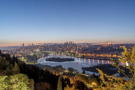 Blick auf Istanbul vom Pierre Loti Hill (Hügel). Schöne Tageslandschaft mit Golden Horn Bay, Gebäuden und Himmel bei Sonnenaufgang. Reisehintergrund für Tapete oder Reiseführer
