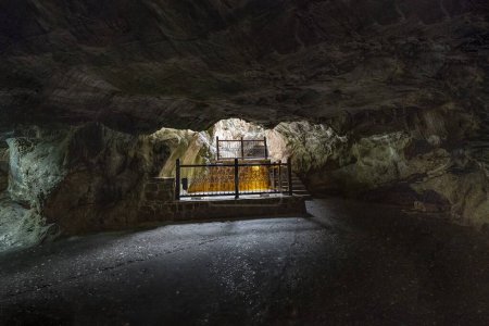 Téléchargez les photos : The Seven Sleepers Ruins or Ashab- Kehf Cave situé à Tarsus, en Turquie, est l'un des endroits les plus visités de la région. - en image libre de droit