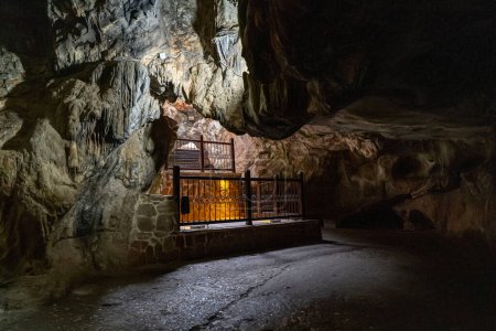 Téléchargez les photos : The Seven Sleepers Ruins ou Ashab Kehf Cave situé à Tarsus, en Turquie, est l'un des endroits les plus visités de la région. - en image libre de droit