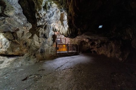 Téléchargez les photos : The Seven Sleepers Ruins ou Ashab Kehf Cave situé à Tarsus, en Turquie, est l'un des endroits les plus visités de la région. - en image libre de droit