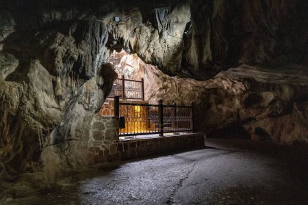 Die Sieben-Schläfer-Ruinen oder Ashab Kehf-Höhle in Tarsus, Türkei, ist einer der meistbesuchten Orte der Region.