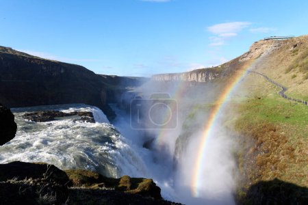 Foto de Arco iris sobre la cascada de Gullfoss en verano al amanecer (vista de pájaro), ruta Golden Circle, Islandia, Europa - Imagen libre de derechos