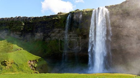 Foto de Vista panorámica con los turistas de la cascada de Skogafoss, la cascada más grande de Skogar, ruta del Círculo Dorado, Islandia, Europa - Imagen libre de derechos