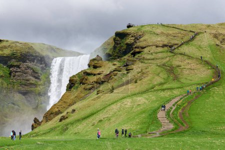 Foto de Vista panorámica con los turistas de la cascada de Skogafoss, la cascada más grande de Skogar, ruta del Círculo Dorado, Islandia, Europa - Imagen libre de derechos