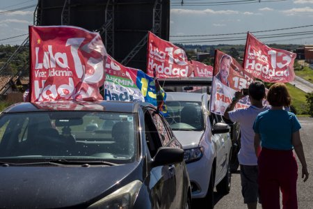 Foto de Marilia, Sao Paulo, Brasil, 23 de octubre de 2022. El ex presidente Luiz Inácio Lula da Silva organiza una caravana por la ciudad de Marilia, SP, para declarar su voto en la segunda vuelta de las elecciones presidenciales y protestar contra los Jai - Imagen libre de derechos