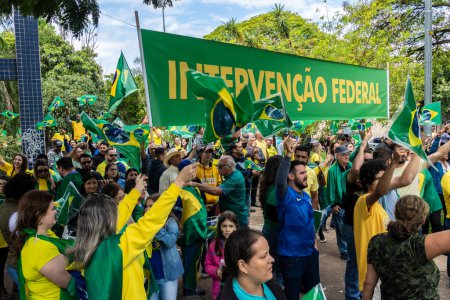 Téléchargez les photos : Brazil. Nov 02, 2022. Supporters of President Bolsonaro perform an act in front of the Barracks of War Shooting in Matilia, SP. Demand for Federal Intervention against the democratic election of Lula - en image libre de droit
