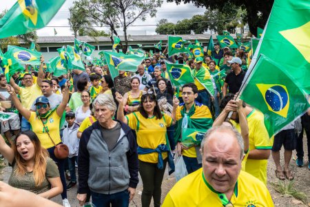 Foto de Brasil. Nov 02, 2022. Los partidarios del presidente Bolsonaro realizan un acto frente a los cuarteles de disparos de guerra en Marilia, SP. Demanda de intervención federal contra la elección democrática de Lula - Imagen libre de derechos