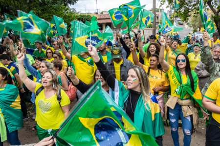 Téléchargez les photos : Brazil. Nov 02, 2022. Supporters of President Bolsonaro perform an act in front of the Barracks of War Shooting in Matilia, SP. Demand for Federal Intervention against the democratic election of Lula - en image libre de droit