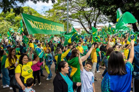 Téléchargez les photos : Brazil. Nov 02, 2022. Supporters of President Bolsonaro perform an act in front of the Barracks of War Shooting in Marliia, SP. Demand for Federal Intervention against the democratic election of Lula - en image libre de droit