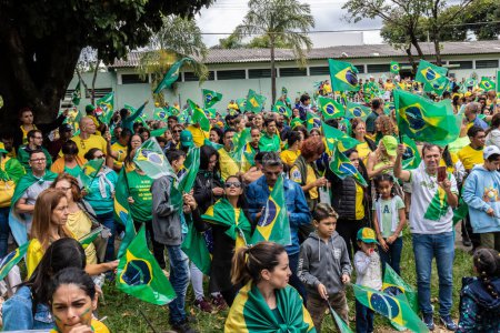 Foto de Brazil. Nov 02, 2022. Supporters of President Bolsonaro perform an act in front of the Barracks of War Shooting in Matilia, SP. Demand for Federal Intervention against the democratic election of Lula - Imagen libre de derechos