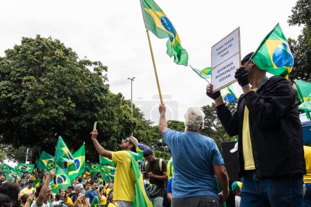 Foto de Brasil. Nov 02, 2022. Los partidarios del presidente Bolsonaro realizan un acto frente a los cuarteles de disparos de guerra en Marilia, SP. Demanda de intervención federal contra la elección democrática de Lula - Imagen libre de derechos