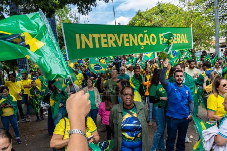 Foto de Brazil. November 02, 2022. Supporters of President Bolsonaro perform an act in front of the Barracks of War Shooting in Marilia, SP. Demand for Federal Intervention against the democratic election of Lula - Imagen libre de derechos