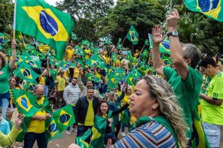 Téléchargez les photos : Le Brésil. 02 nov. 2022. Les partisans du président Bolsonaro jouent un acte devant la caserne de tir de guerre à Marilia, SP. Demande d'intervention fédérale contre l'élection démocratique de Lula - en image libre de droit