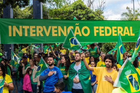 Téléchargez les photos : Brazil. Nov 02, 2022. Supporters of President Bolsonaro perform an act in front of the Barracks of War Shooting in Marliia, SP. Demand for Federal Intervention against the democratic election of Lula - en image libre de droit