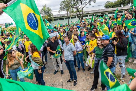Téléchargez les photos : Brazil. November 02, 2022. Supporters of President Bolsonaro perform an act in front of the Barracks of War Shooting in Marilia, SP. Demand for Federal Intervention against the democratic election of Lula - en image libre de droit
