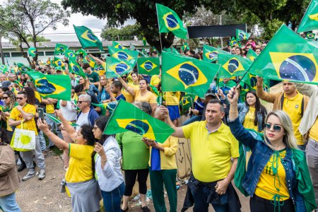 Téléchargez les photos : Le Brésil. 02 nov. 2022. Les partisans du président Bolsonaro jouent un acte devant la caserne de tir de guerre à Marilia, SP. Demande d'intervention fédérale contre l'élection démocratique de Lula - en image libre de droit