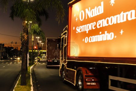 Téléchargez les photos : Marilia, Sao Paulo, Brésil, 15 novembre 2022 : La traditionnelle Caravane de Noël Coca-Cola FEMSA, avec ses camions illuminés, ses décorations de Noël et la présence du Père Noël et de la Maman Noël - en image libre de droit