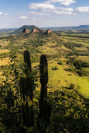 Foto de Vista panorámica de Tres piedras del monte da Indio en la región de los municipios de Botucatu, Bofete y Pardinho. Interior del estado de Sao Paulo - Imagen libre de derechos