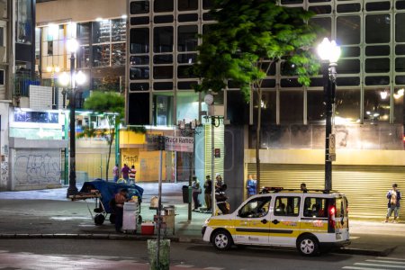 Foto de Sao Paulo, Brazil, November 24, 2016. Traffic Engineering Company car parked at Ramos de Azevedo Square at night in downtown Sao Paulo city - Imagen libre de derechos