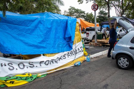 Foto de Sao Paulo, Brazil, January 09, 2023. Bolsonaristas demonstrations dismantle the tents after the court order of the Federal Supreme Court Minister Alexandre de Moraes, after 71 days camped in Sao Paulo - Imagen libre de derechos