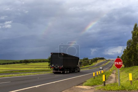 Téléchargez les photos : Vehicle traffic on the Highway, in Brazil - en image libre de droit