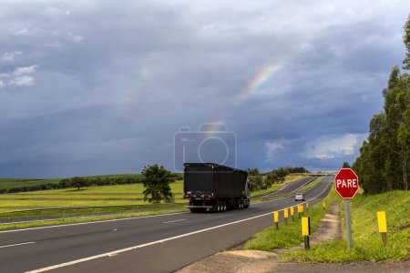 Foto de Vehicle traffic on the Highway in Brazil - Imagen libre de derechos