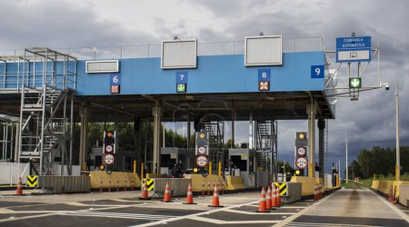 Téléchargez les photos : Sao Paulo, January 10, 2023. Toll plaza on the SP-293 highway, managed by the EIXO-SP concessionaire, with an emphasis on automatic toll collection. made through tags installed in the vehicles - en image libre de droit