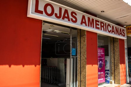 Foto de Marilia, Sao Paulo, Brazil, January 12, 2023. Lojas Americanas facade and logo in the city center of Marilia, SP. The company is listed on the stock exchange B3 as AMER3. - Imagen libre de derechos