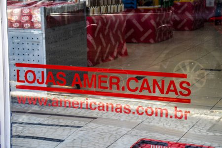 Foto de Marilia, Sao Paulo, Brazil, January 12, 2023. Lojas Americanas facade and logo in the city center of Marilia, SP. The company is listed on the stock exchange B3 as AMER3. - Imagen libre de derechos