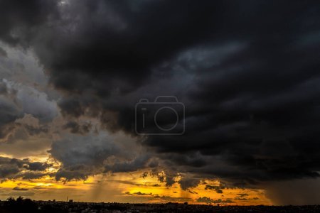Foto de Nubes oscuras y lluvias sobre la ciudad de Brasil al atardecer - Imagen libre de derechos
