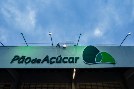 Téléchargez les photos : Sao Paulo, Brésil, 17 février 2023. Logo du supermarché Pao de Acucar sur la façade d'un magasin dans la ville de Marlia - en image libre de droit