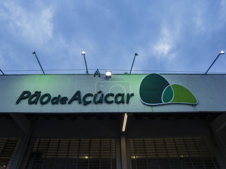 Téléchargez les photos : Sao Paulo, Brésil, 17 février 2023. Logo du supermarché Pao de Acucar sur la façade d'un magasin dans la ville de Marlia - en image libre de droit