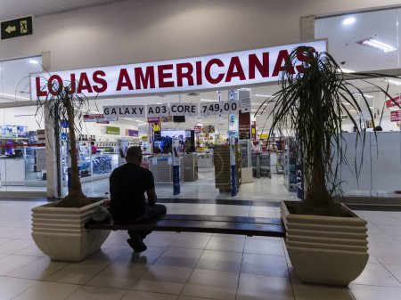 Foto de Sao Paulo, Brazil, February 18, 2023. Entrance of Lojas Americanas, the brazilian chain of department stores, inside a mall shopping center - Imagen libre de derechos