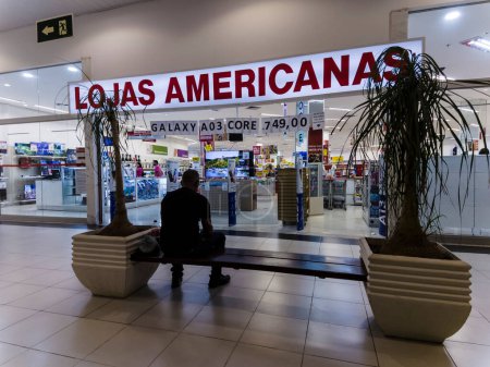 Foto de Sao Paulo, Brazil, February 18, 2023. Entrance of Lojas Americanas, the brazilian chain of department stores, inside a mall shopping center - Imagen libre de derechos